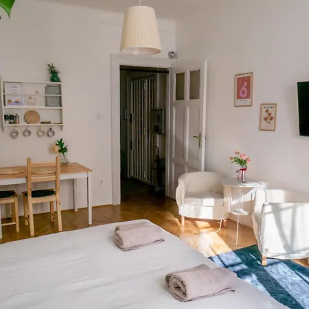 Quiet Near Buda Castle Apartment *